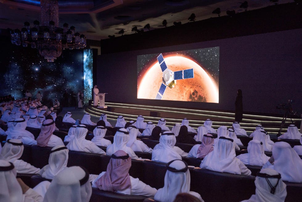 Tijdens een plechtigheid in Dubai in mei 2015 overlegt de premier van de VAE sjeik Mohammed bin Rashid Al Maktoum van Dubai links op het podium over de Marsmissie van de VAE die de naam Hoop draagt alAmal in het Arabisch
