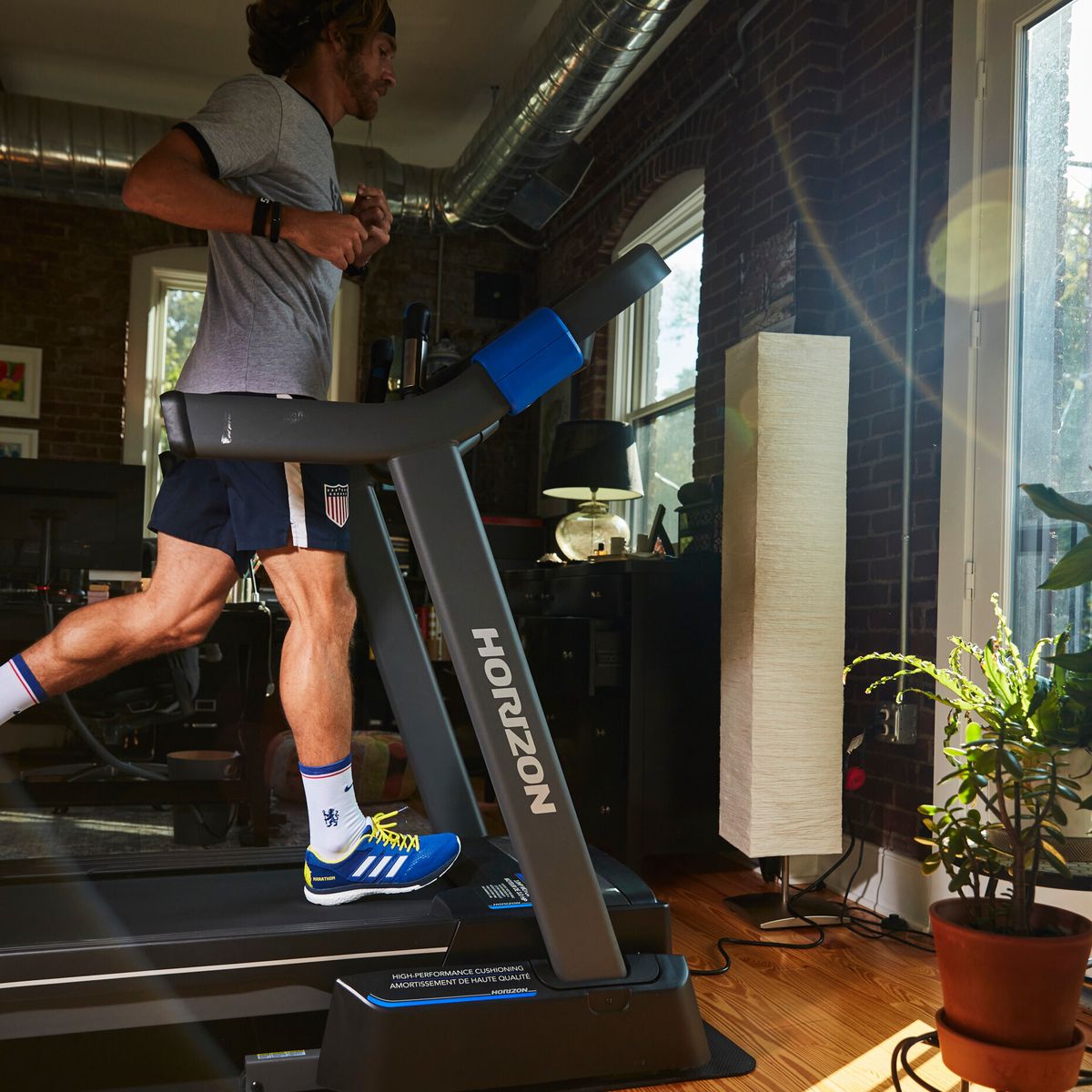 Horizon Fitness 7.4 at Studio Series Smart Treadmill with Bluetooth and  Incline, Heavy Duty Folding Treadmill 350 lbs Weight Capacity, Pro Running
