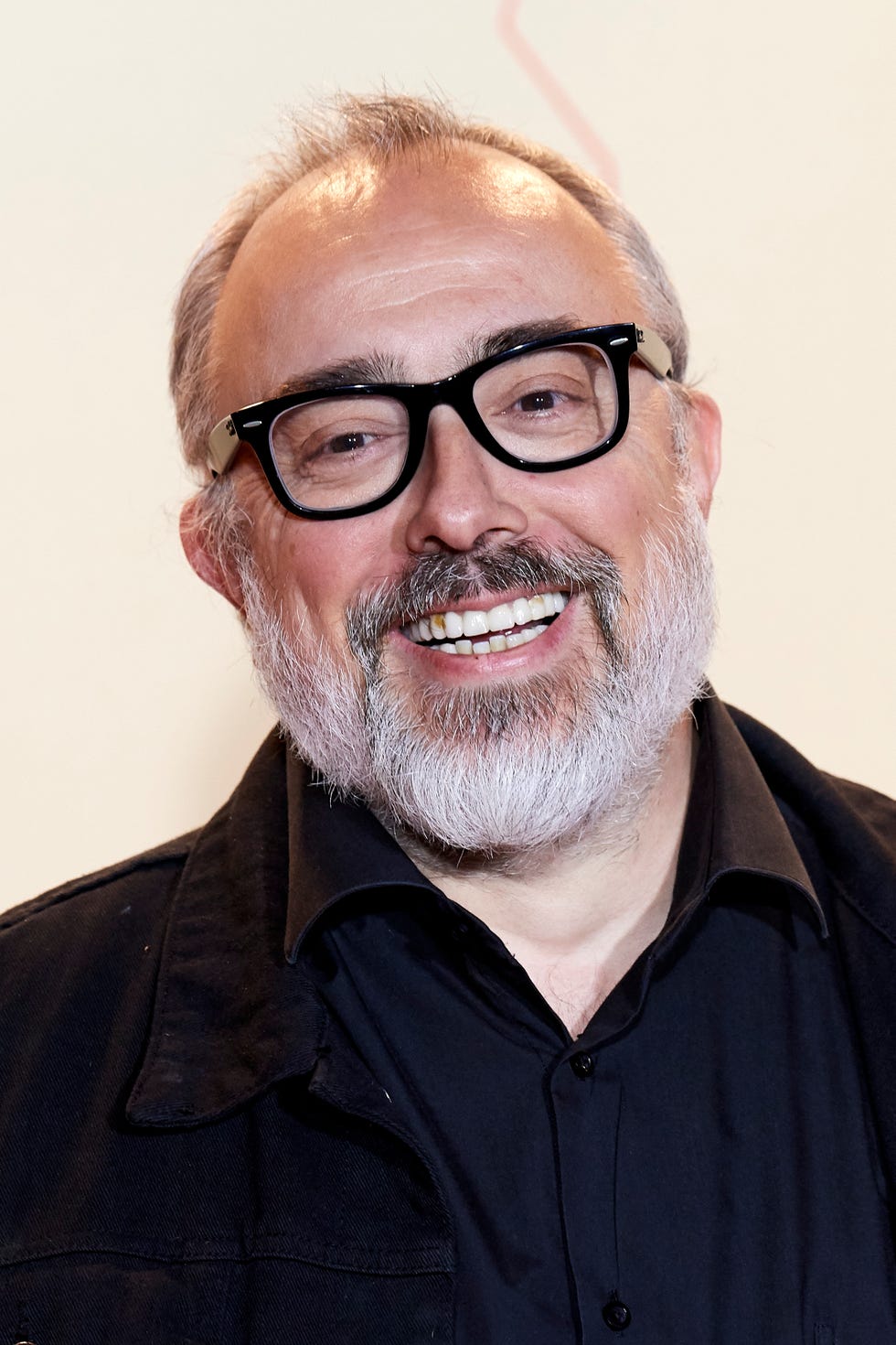 el director de cine, álex de la iglesia, posando sonriendo