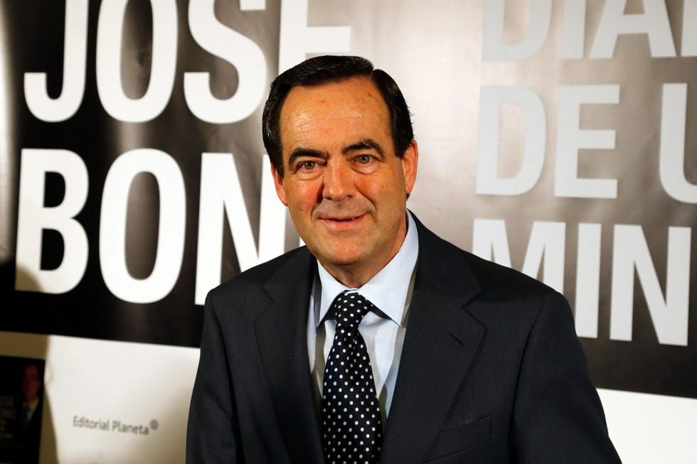 el político josé bono posando sentado sonriendo