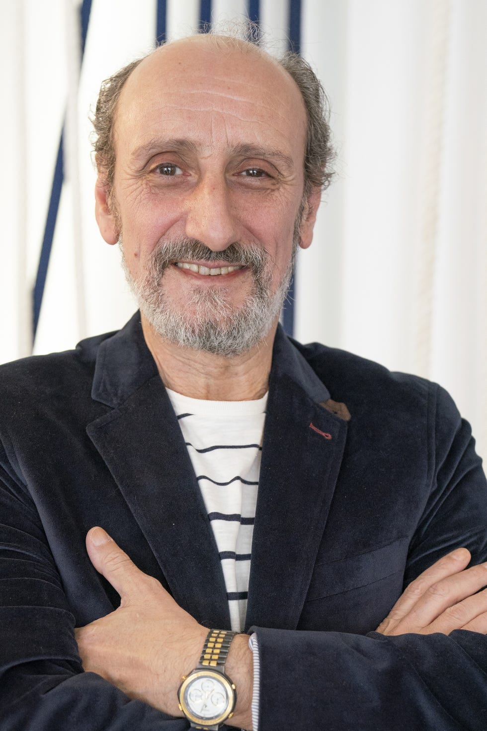 el actor josé luis gil posando sonriendo con los brazos cruzados