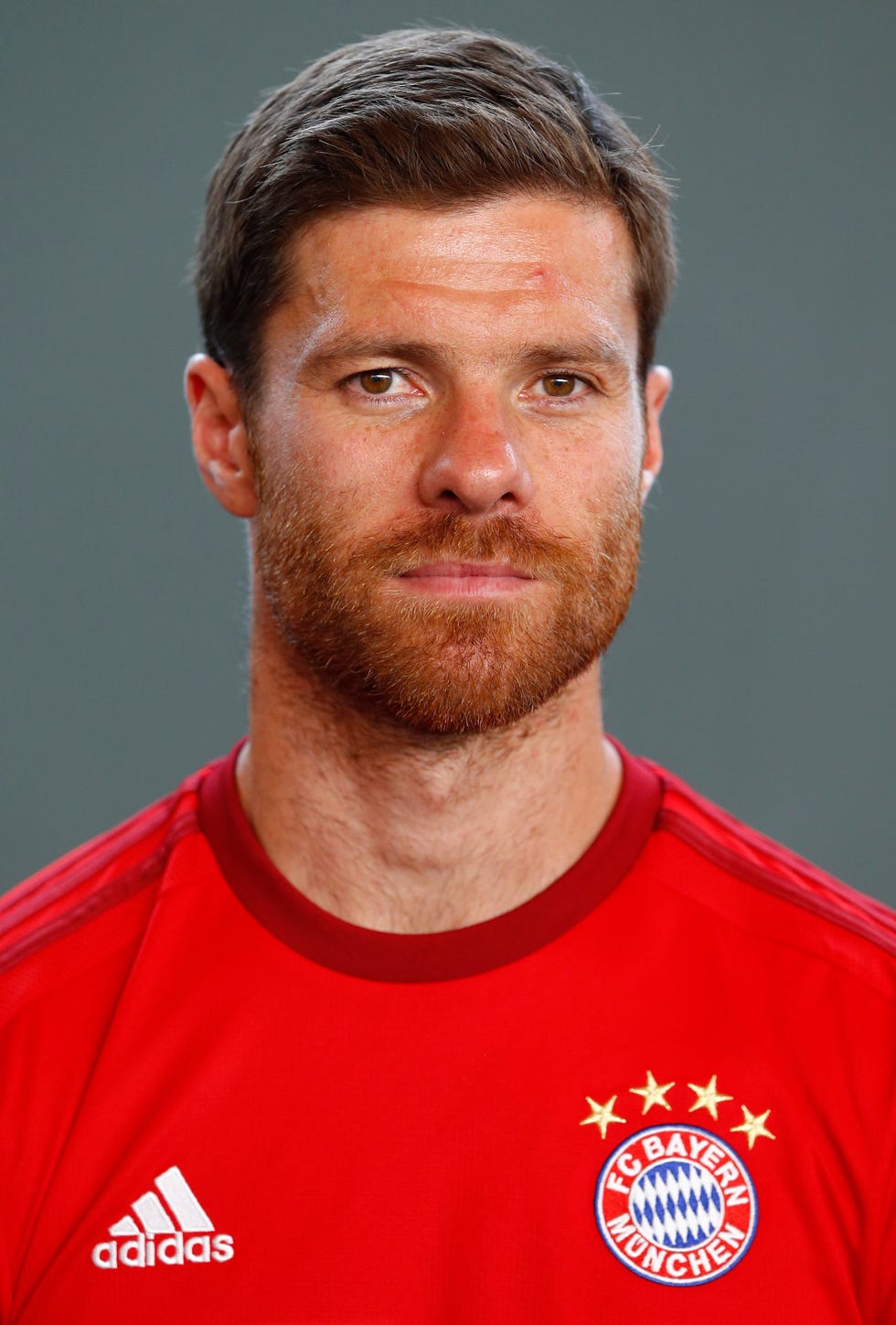 el exfubolista xabi alonso posando con gesto serio
