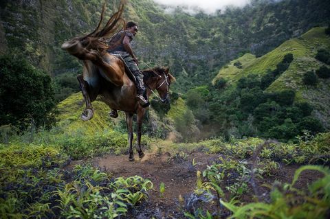 Jrmie rijdt op zijn paard door het groene landschap van Hiva Oa