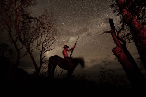 Net als veel eilandbewoners gaat Vohi regelmatig op zwijnenjacht als de avond is gevallen Hij is echter nog maar een van de weinigen die dat te paard doet