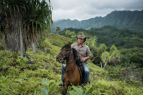 Paco is geboren en getogen op Ua Huka Na een loopbaan in het Franse leger bouwde hij zijn eigen boerderij en is nu eigenaar van een tiental prachtige rijdieren Hij vindt het leuk om toeristen te paard rond te leiden over zijn eiland en met zijn honden op jacht te gaan naar wilde zwijnen