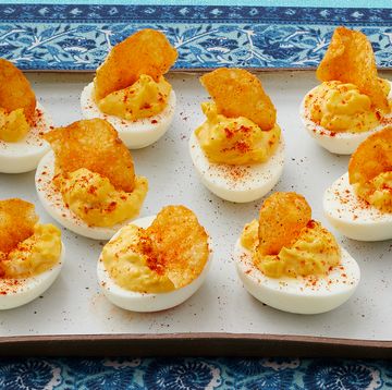 horseradish deviled eggs with potato chip topping