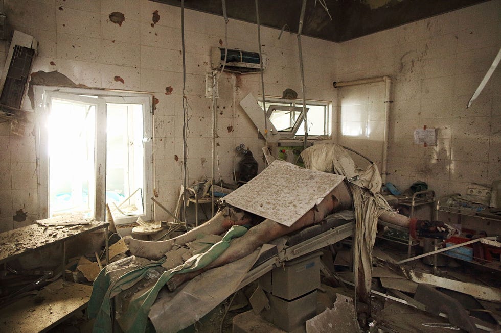 Het lijk van een patint die later werd gedentificeerd als Bajnazar Mohammad Nazar een 43jarige echtgenoot en vader van vier ligt op 10 oktober 2015 op de operatietafel van het verwoeste noodhospitaal van Artsen Zonder Grenzen MSF in Kunduz Een week voordat deze foto werd gemaakt had een Amerikaanse AC130 het hospitaal per abuis aangevallen waardoor uiteindelijk 42 patinten verzorgers en medewerkers van MSF zouden omkomen Quilty werkte voor het tijdschrift Foreign Policy toen hij deze en andere fotos van het ziekenhuis maakte