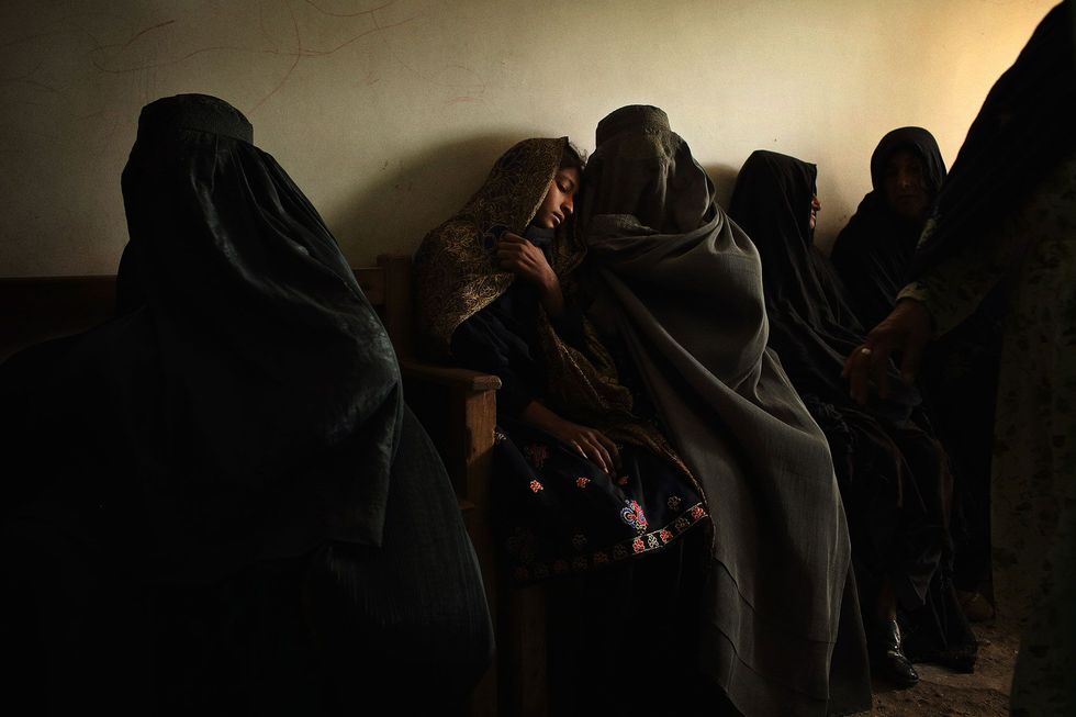 Samen met haar dochter wacht een moeder in de wachtkamer van de eerste hulp in het noodhospitaal van Artsen Zonder Grenzen MSF in Bost in de hoofdstad van de Afghaanse provincie Helmand Lashkar Gah
