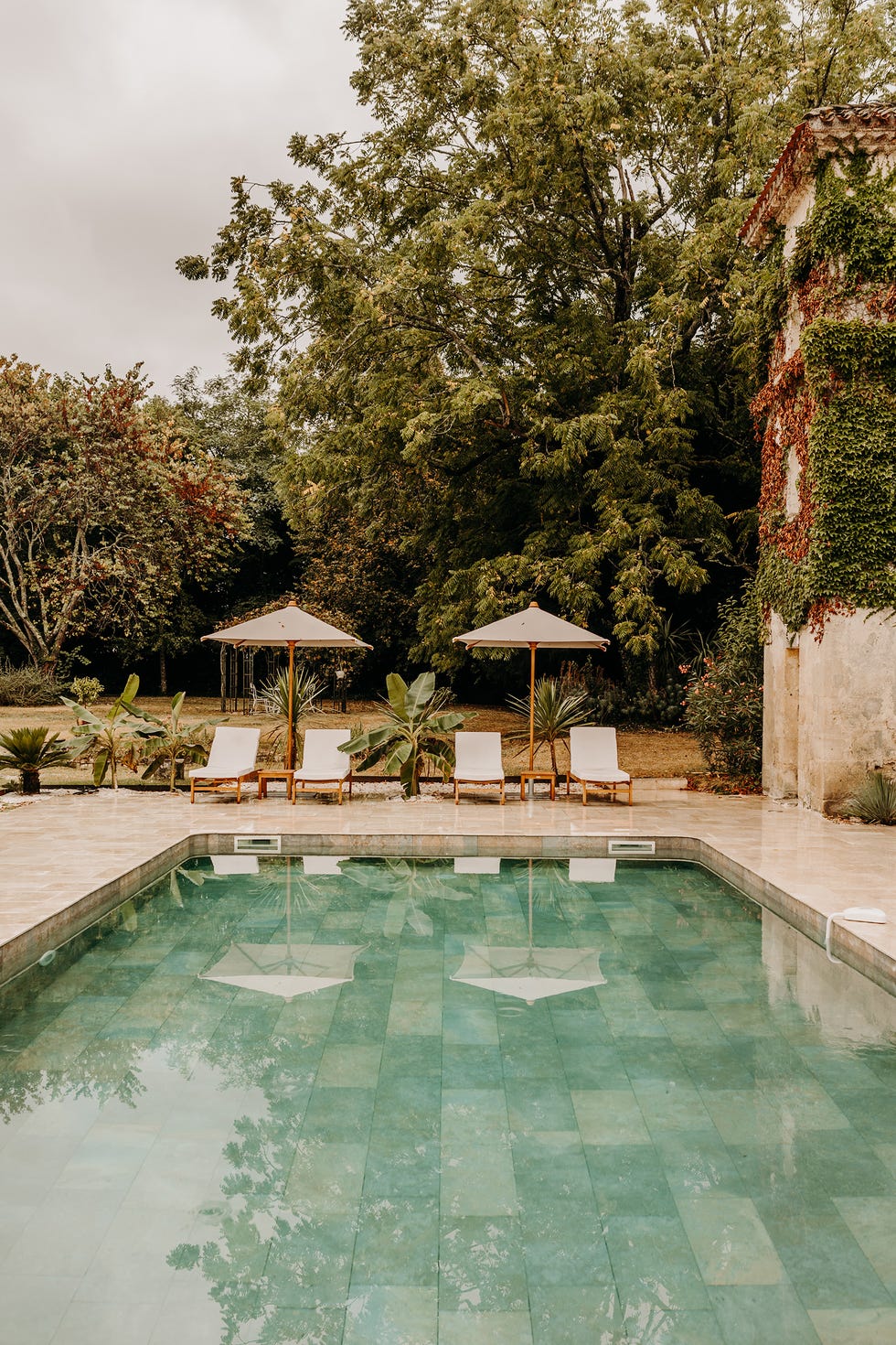 piscina con zona de asientos