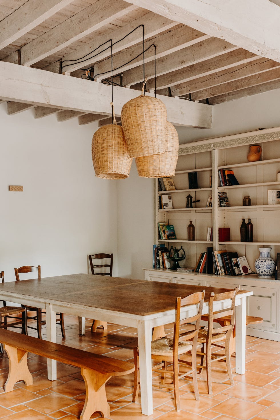 comedor rústico con muebles de madera