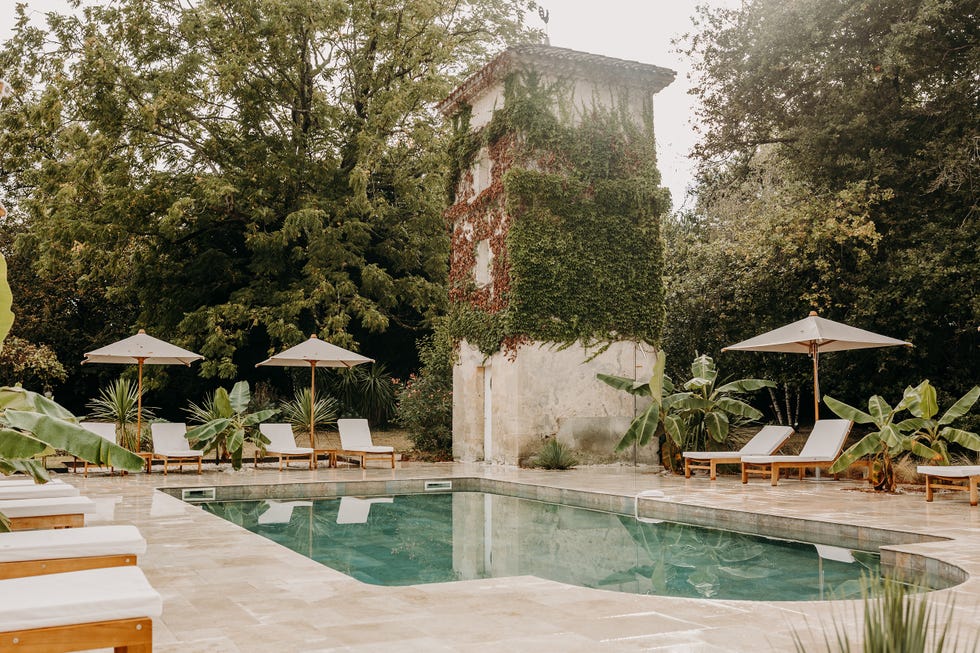 piscina con zonas de asientos y un torreón