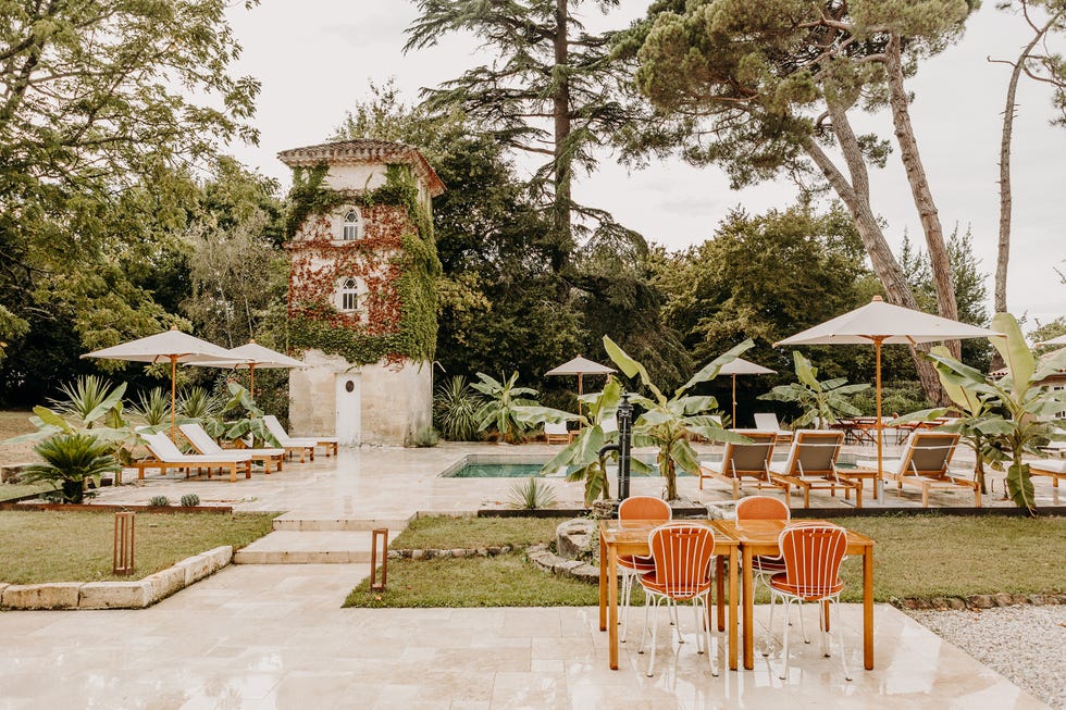 piscina con zonas de asientos y un torreón