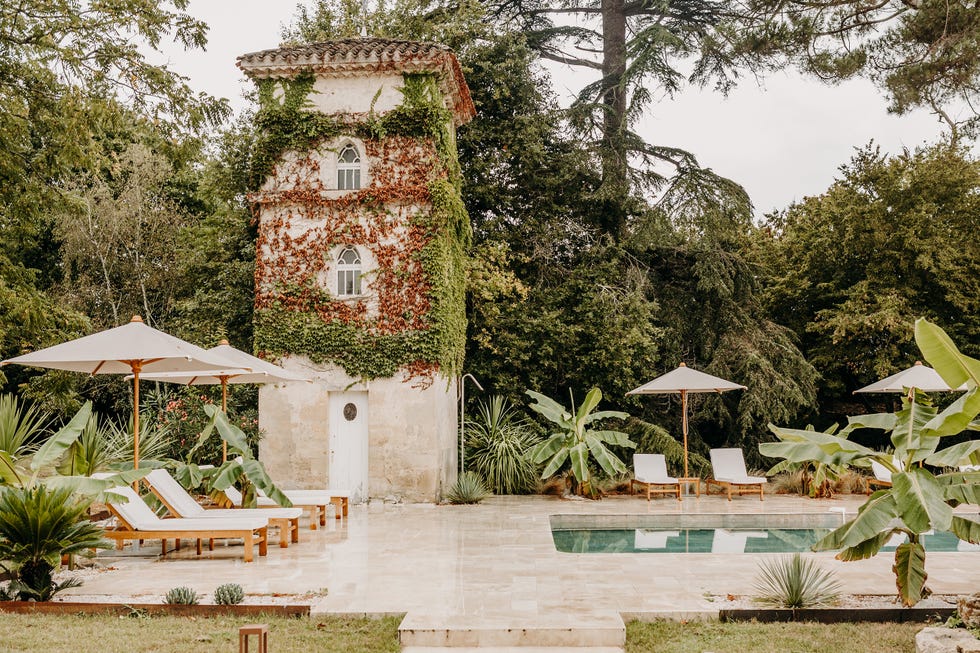 piscina con zonas de asientos y un torreón