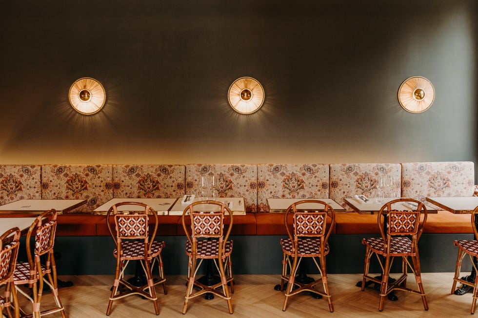 comedor con banco tapizado y sillas de mimbre