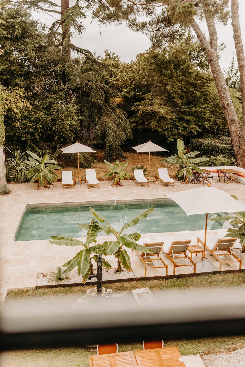 piscina con zona de asientos
