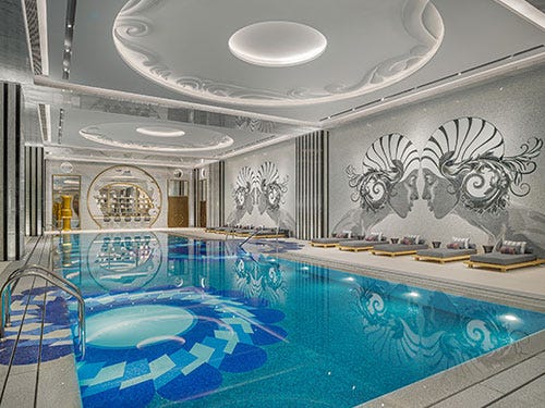 la piscina interior del hotel karl lagerfeld macau se inspira en el modisto