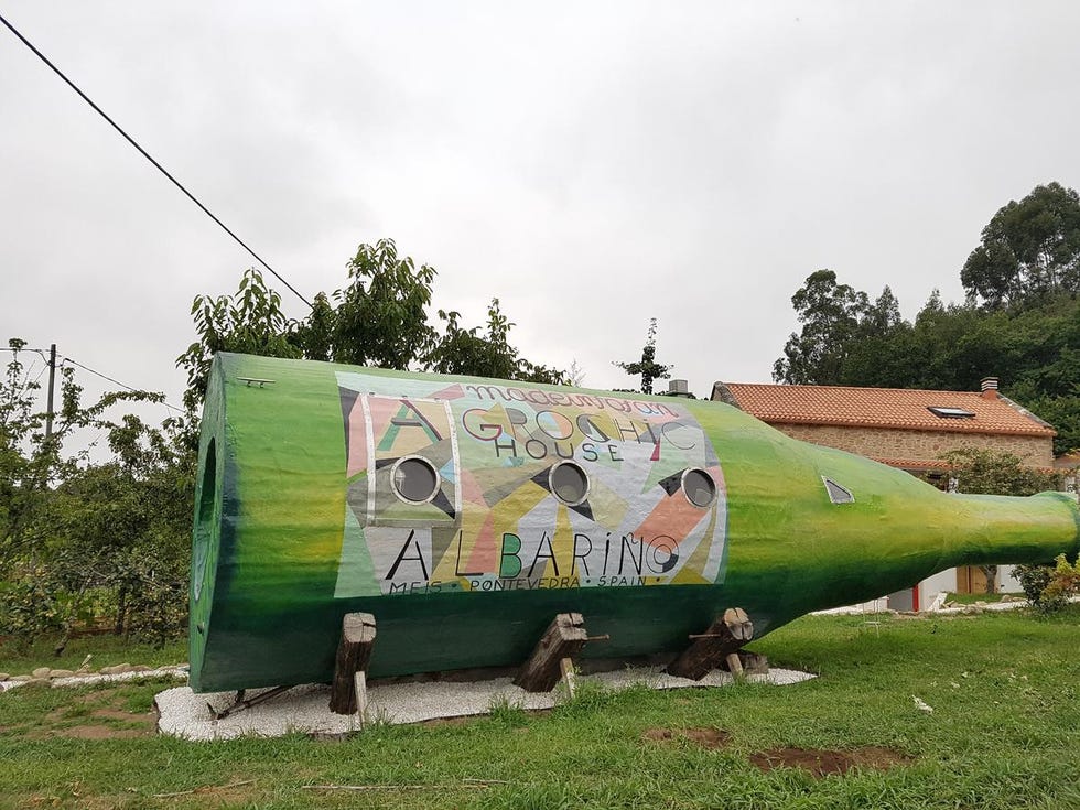 Alojamiento con forma de botella de albariño