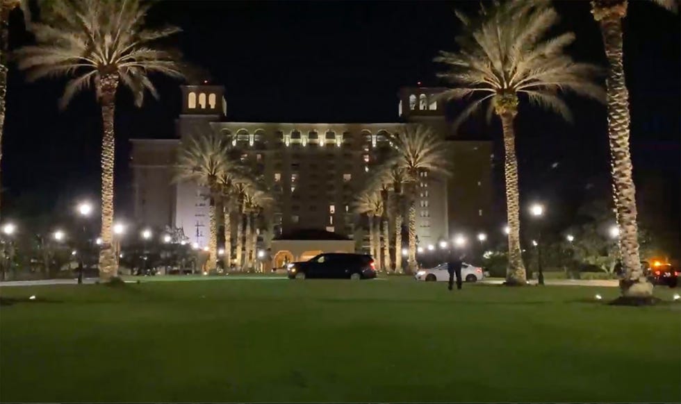 coches de policía frente al hotel ritz carlton de grande lakes, donde fue encontrado muerto el actor bob saget﻿