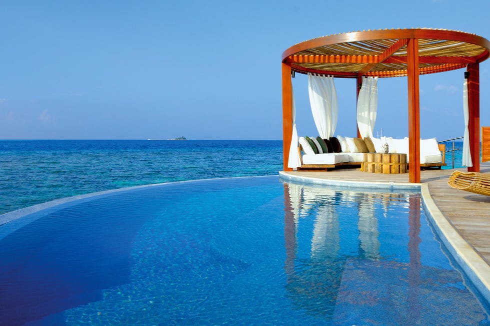 Piscina del hotel W Maldivas