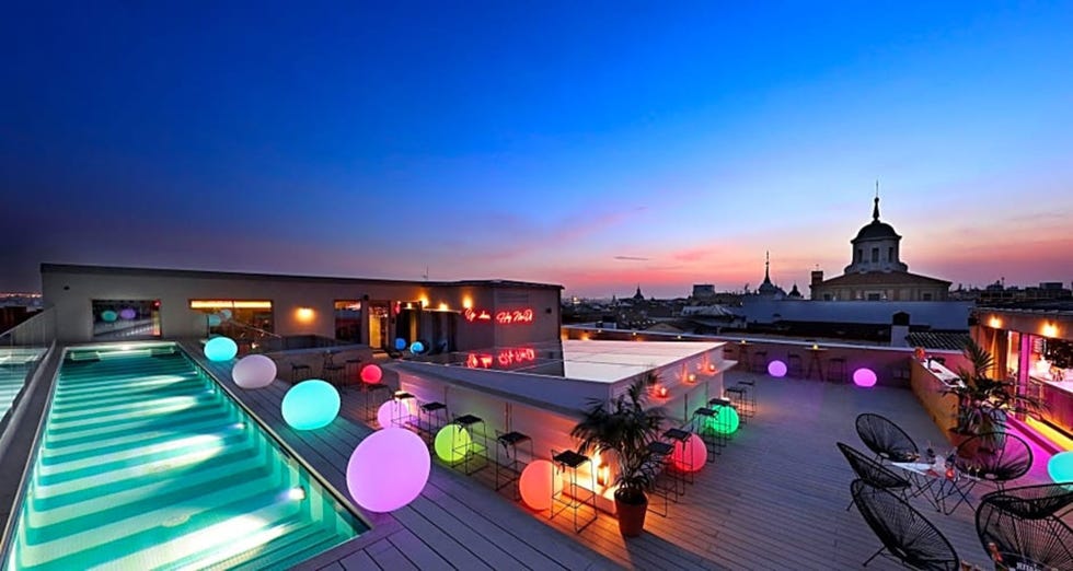 vista nocturna de la terraza con piscina de este hotel solo adultos de la capital