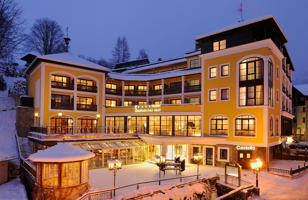 Building, Property, Winter, Home, Mixed-use, Architecture, Residential area, House, Town, Snow, 