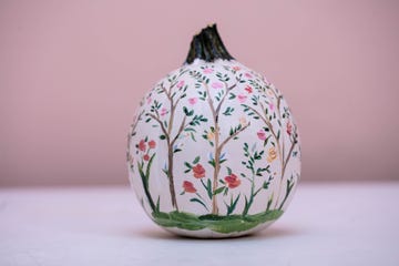 cómo pintar una calabaza con paisaje de bosque