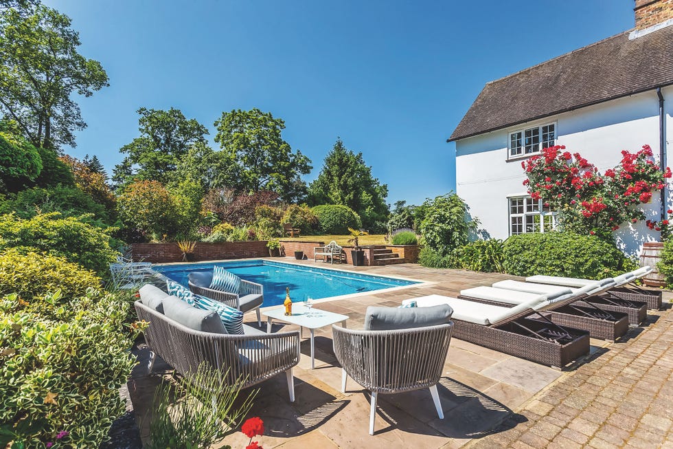 Houses for sale with outdoor swimming pools