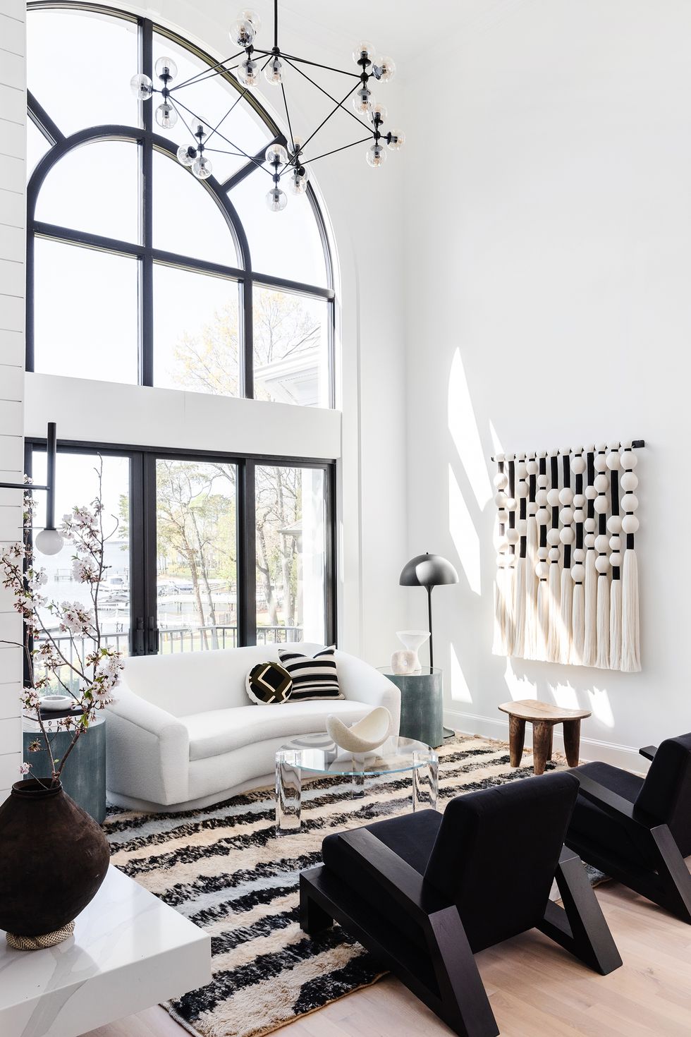 black and white modern living room idea