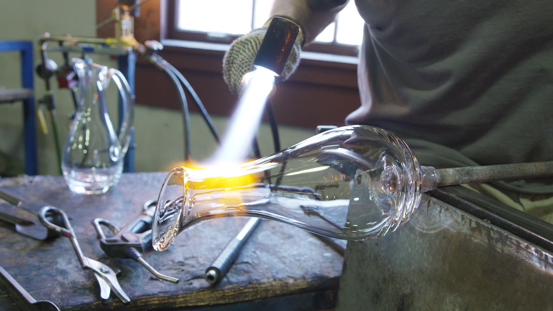 How Simon Pearce Makes Glass Pitchers - Glass-Blowing Video