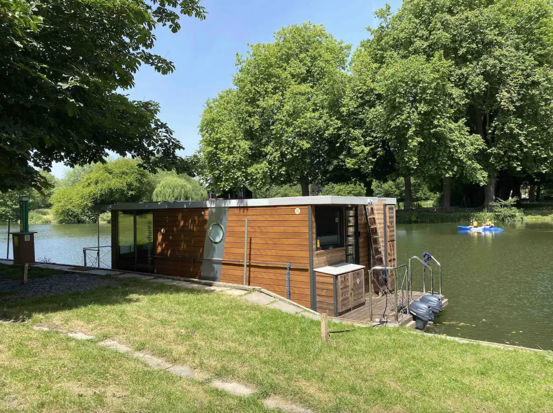 7 Amazing Houseboats To Book On Airbnb