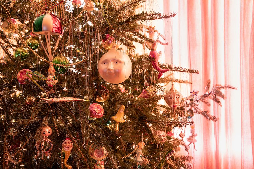 35+ Novel Christmas Tree Themes That Are the Best Break from Tradition