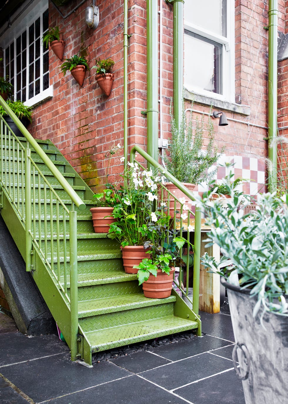 patio renovado con escalera verde de metal