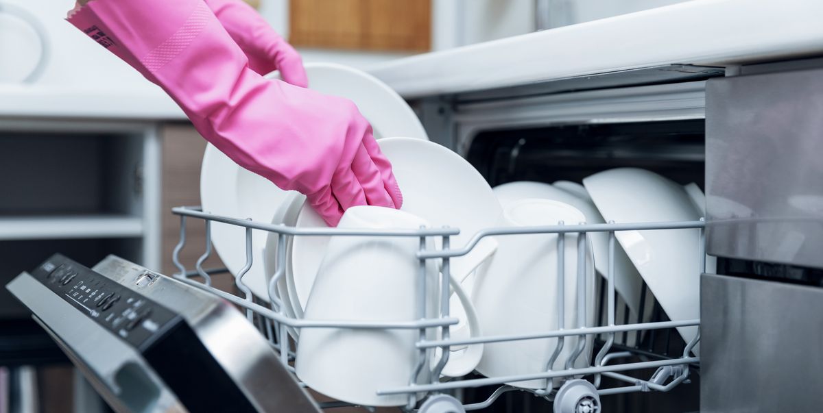 Посудомойщик москве. Посуда в посудомоечной машине. Мойка посуды. Мойщица посуды. Мытье посуды посудомойка.