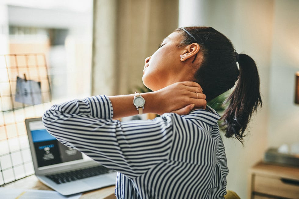 mujer con dolor en el cuello