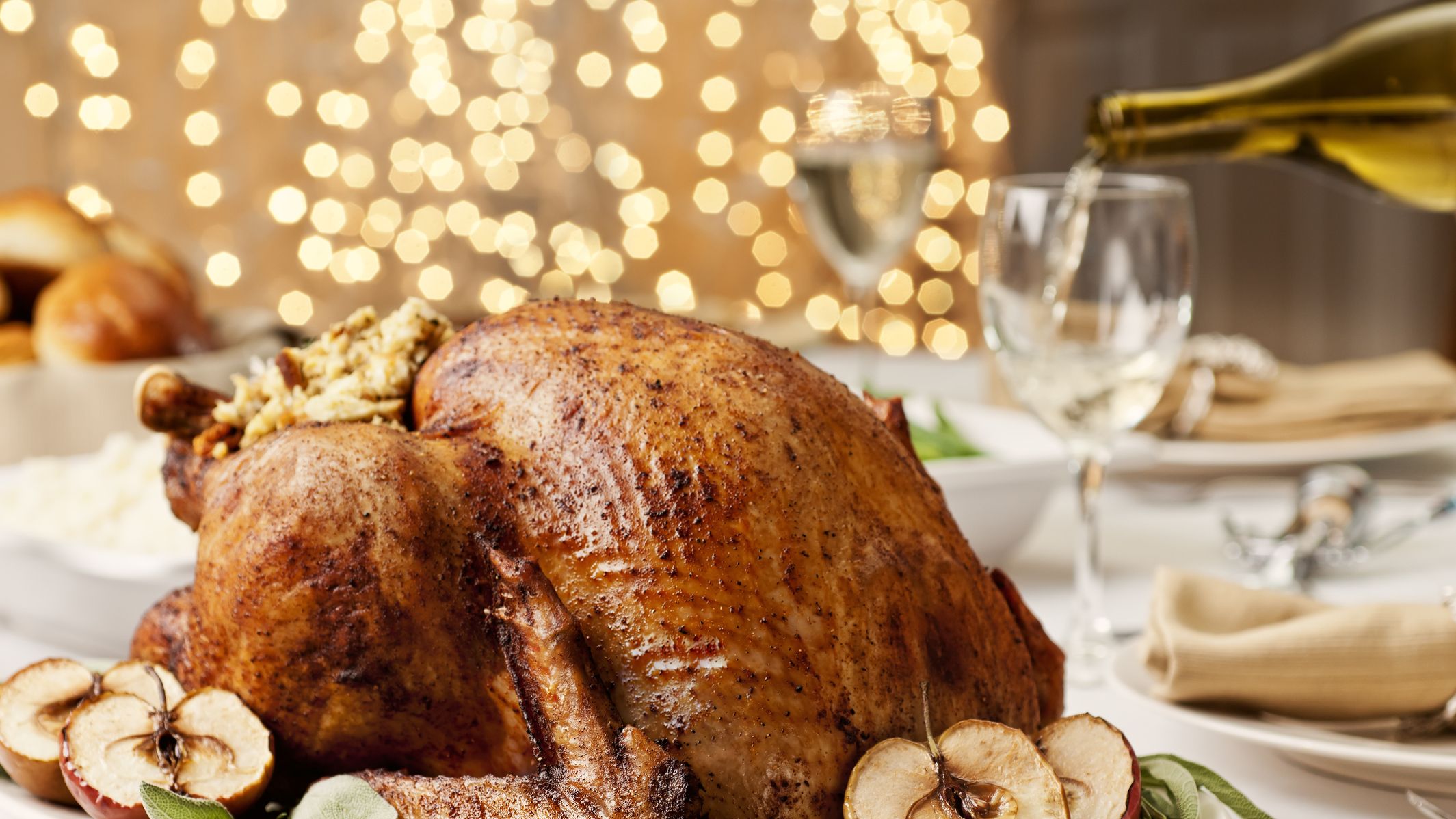 https://hips.hearstapps.com/hmg-prod/images/how-long-to-cook-a-turkey-1660664286.jpg?crop=1xw:0.8511460554371002xh;center,top