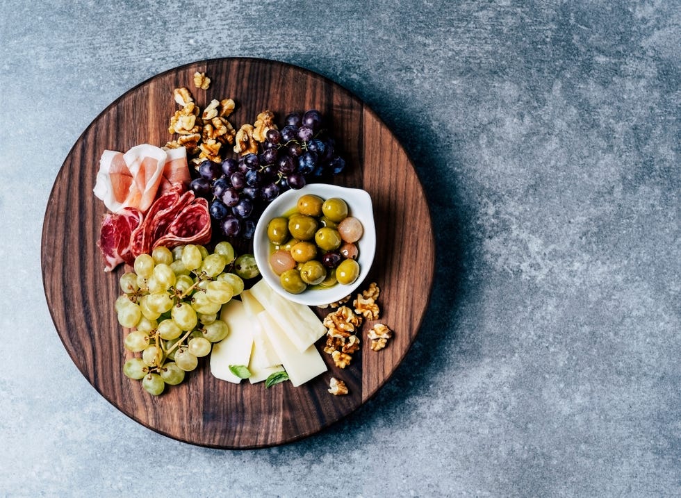 https://hips.hearstapps.com/hmg-prod/images/how-to-arrange-a-charcuterie-board-1-653eaaacda8e0.jpg?crop=0.732xw:1.00xh;0,0&resize=980:*