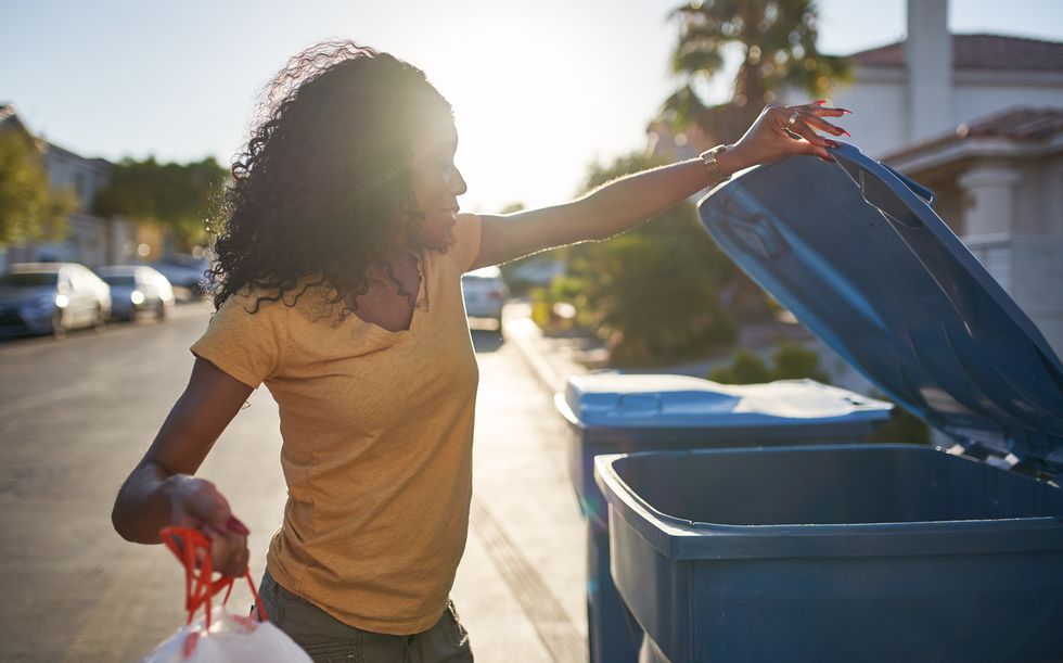 how to avoid smelly bins in hot weather