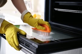 how to clean an oven quickly