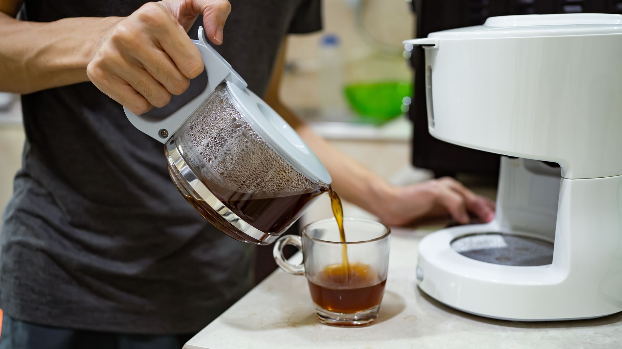 https://hips.hearstapps.com/hmg-prod/images/how-to-clean-coffee-maker-1643929801.jpg?crop=1xw:0.84375xh;center,top