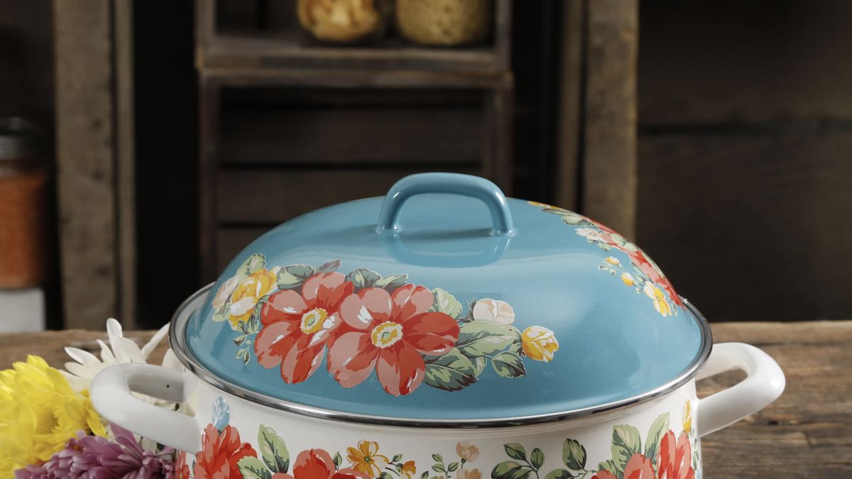 How to Clean a Dutch Oven - Best Ways to Clean an Enameled Cast