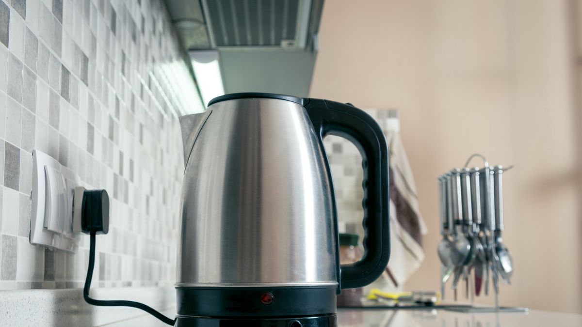 Can I use a 1,200 W electric kettle in a normal household plug on a daily  basis? - Quora