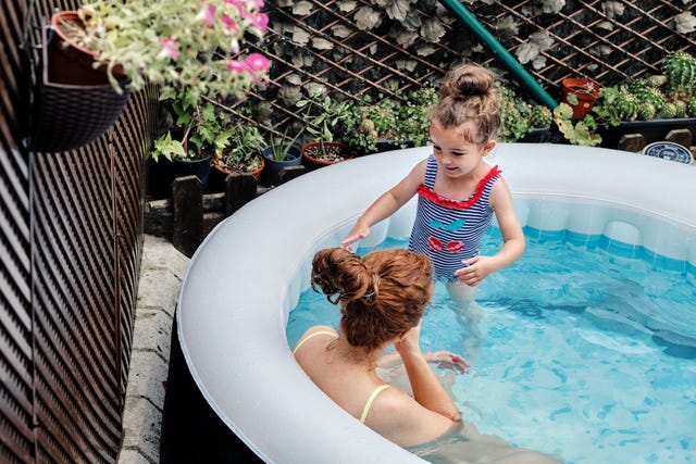 how to clean hot tub
