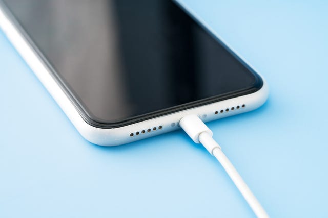 how to clean iphone charging port