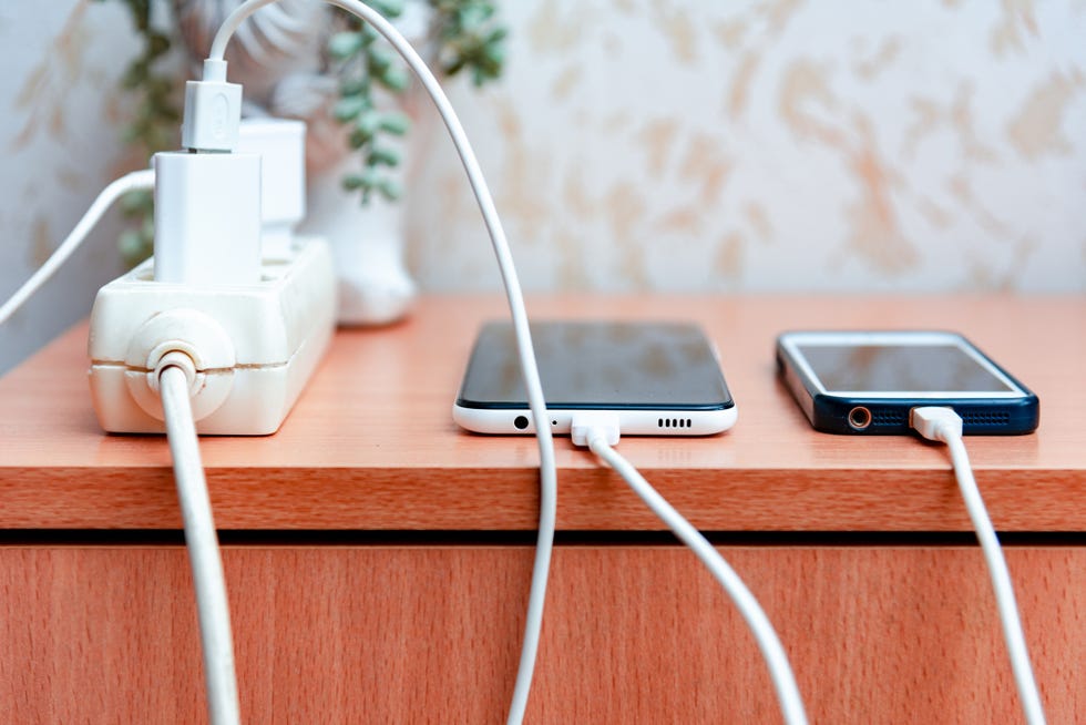 how to clean iphone charging port
