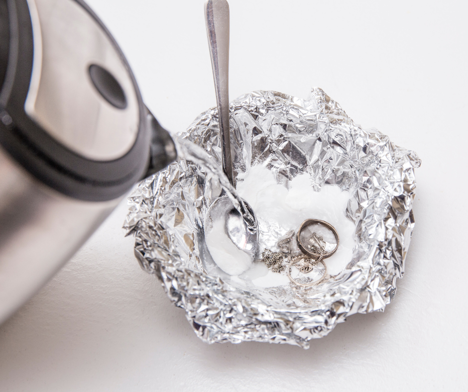 cleaning jewelry with baking soda and hot water method