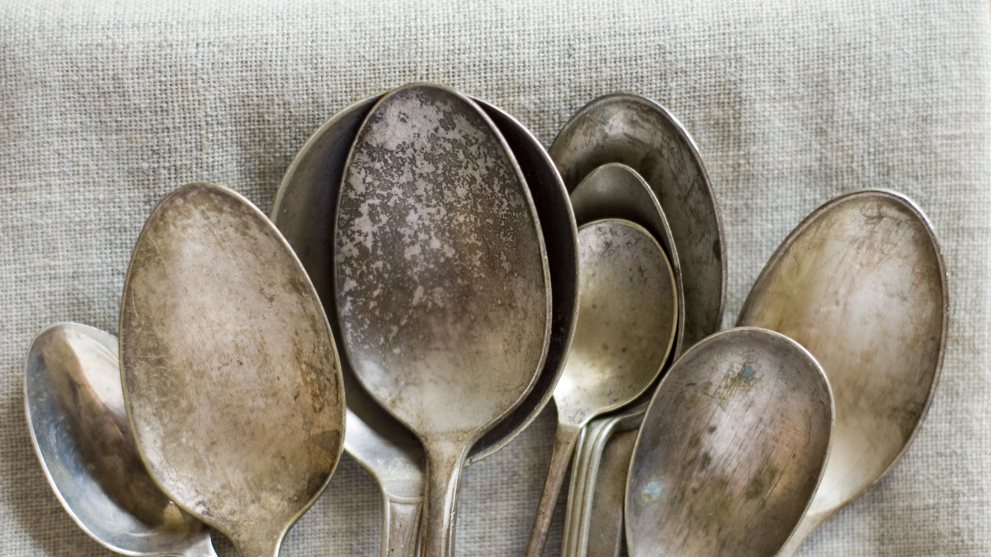 How to easily Polish Silverware with the Baking Soda method 