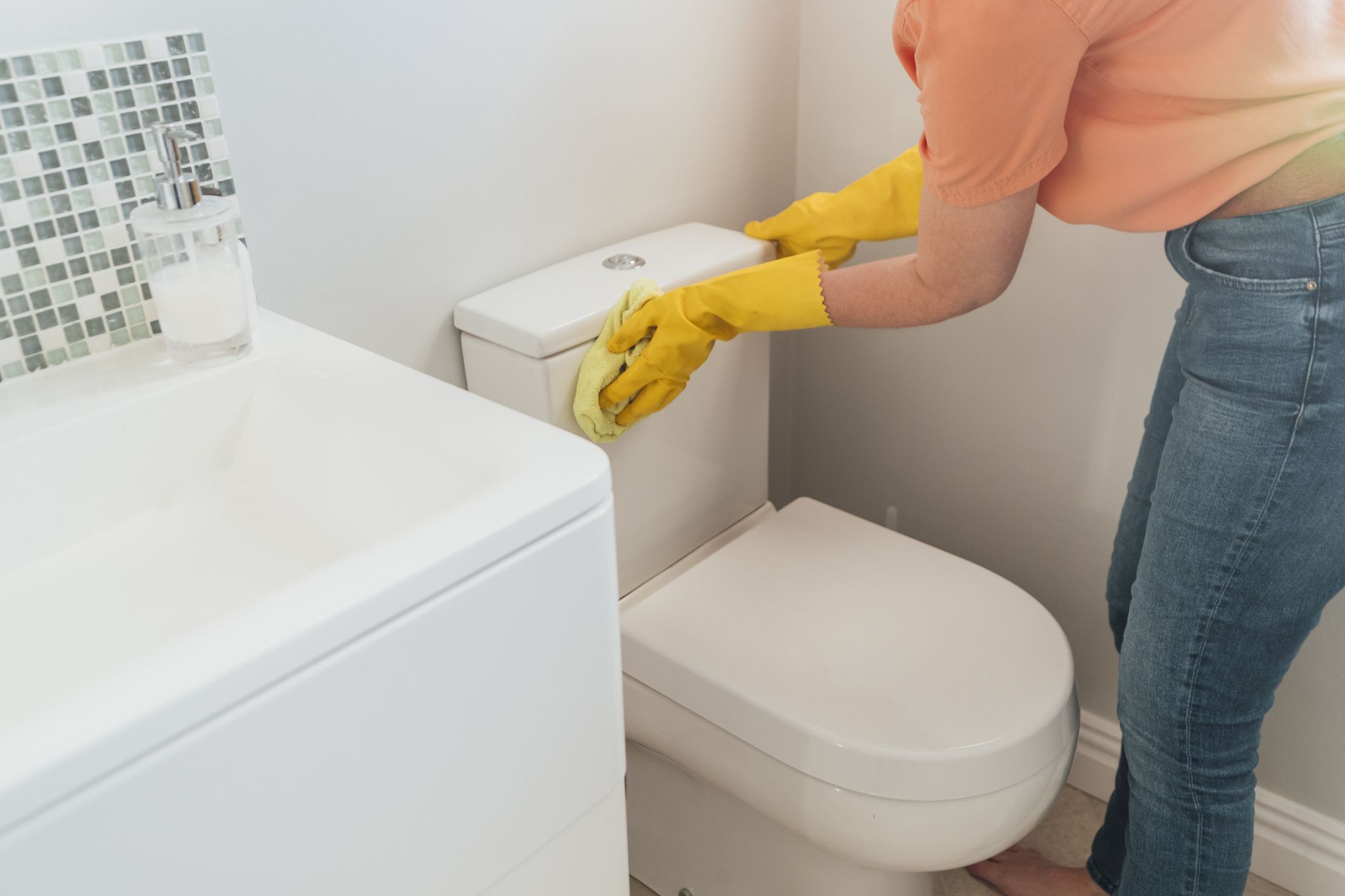 How to clean the bathroom