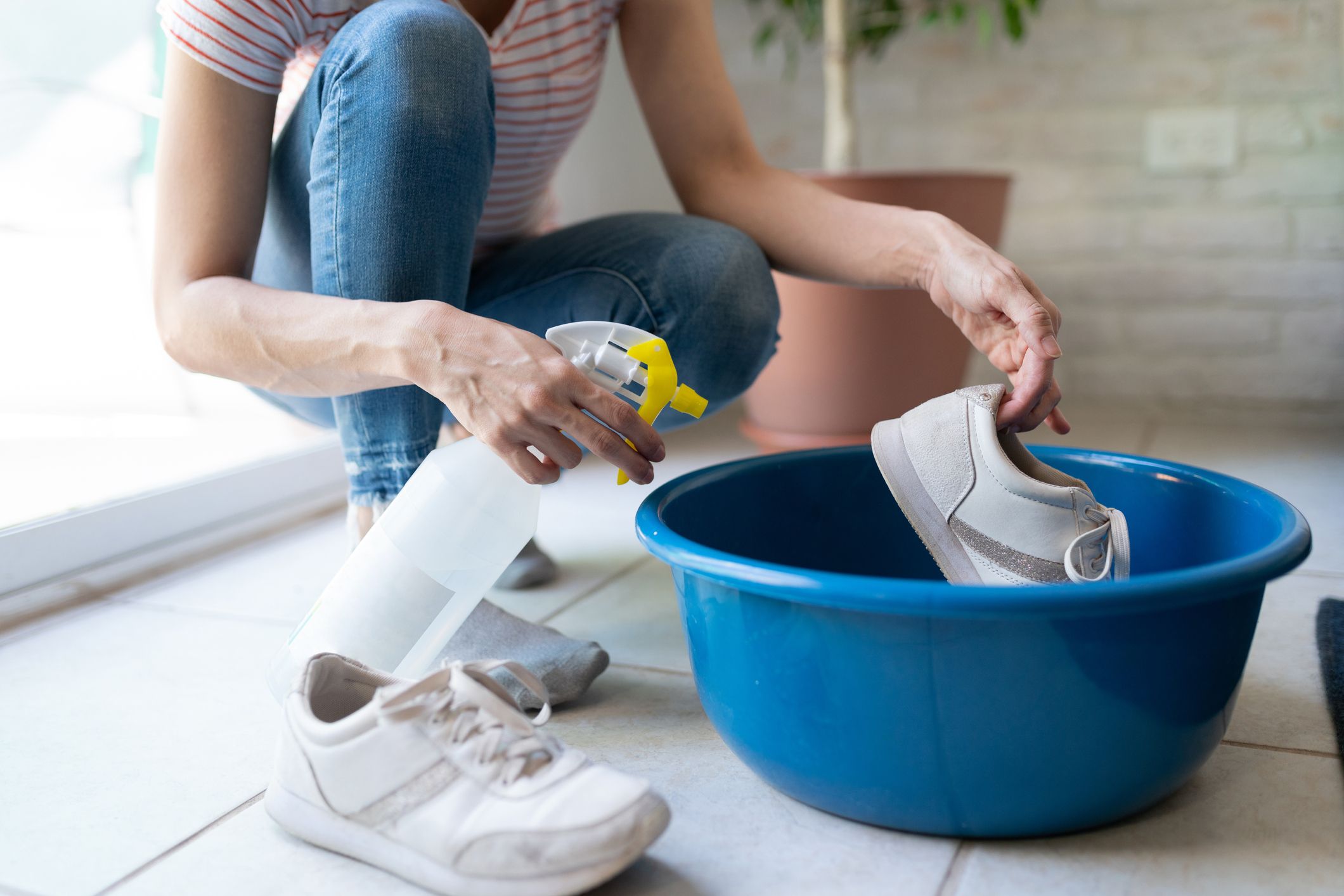 Washing white deals canvas shoes