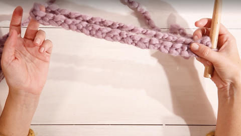 como tejer crochet para principiantes, creando a mano una cadena base con hilo