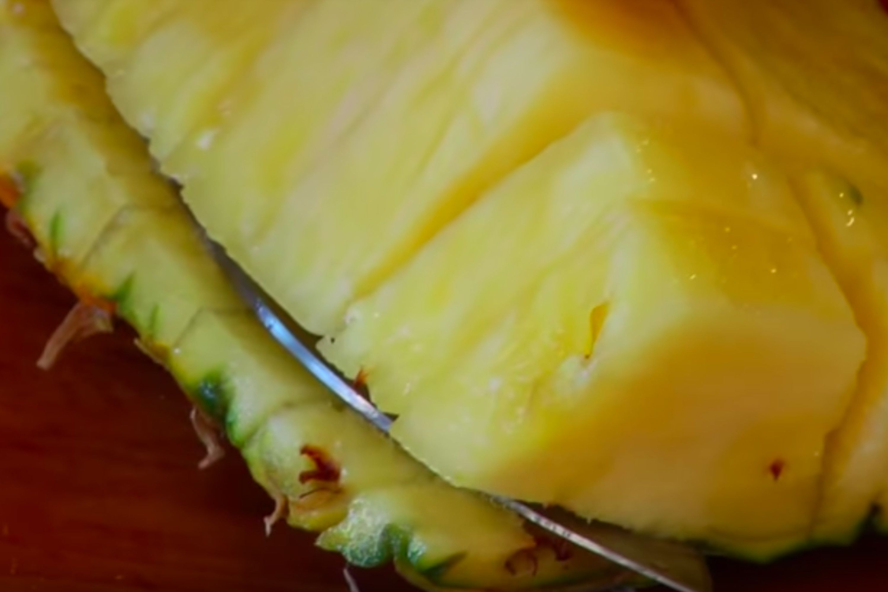 How to Cut a Pineapple Easily - Cutting Up a Pineapple in 4 Steps